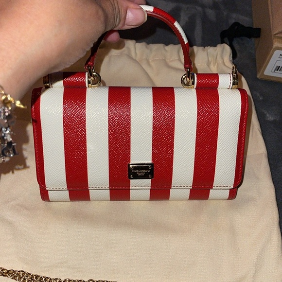 Dolce n Gabbana WOC pristine condition comes with chain strap 23” wallet 7x4 1/2 - Picture 5 of 11